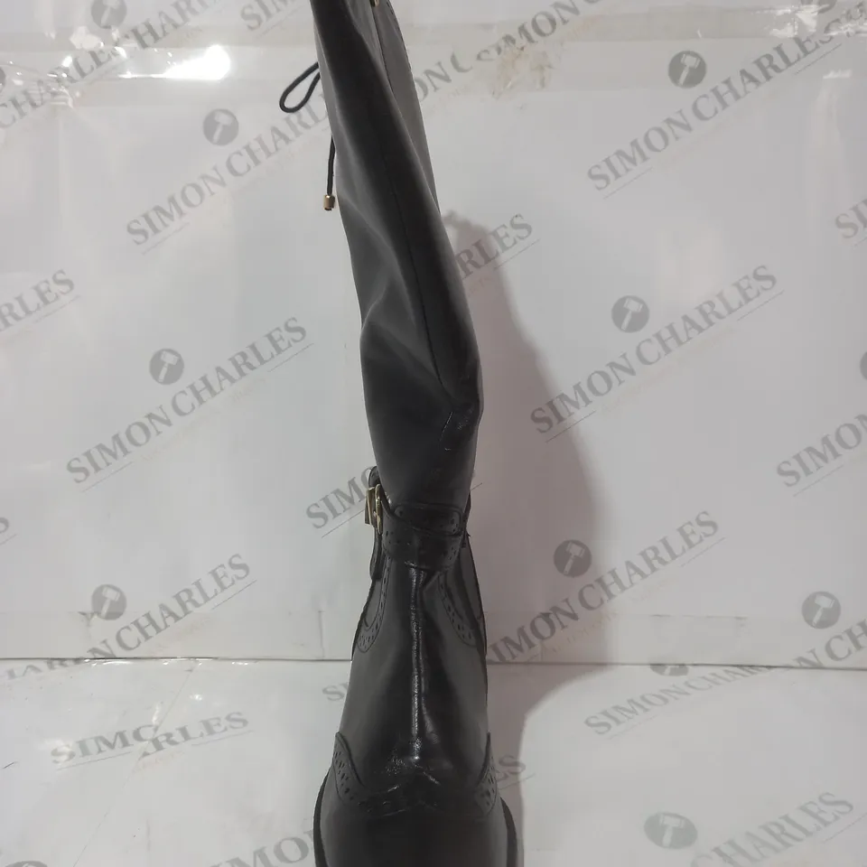 BOXED PAIR OF MODA IN PELLE SASSKIA KNEE HIGH BOOTS IN BLACK SIZE 6