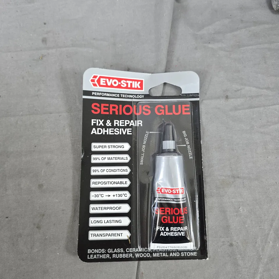 BOX OF APPROXIMATELY 10 HOUSEHOLD ITEMS TO INCLUDE: 5KG PLATE, EVOSTIK ADHESIVE AND SOLORAKE