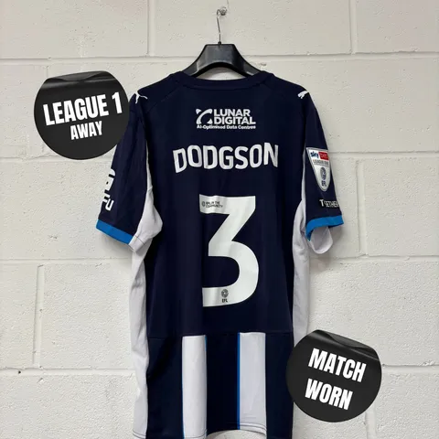 STOCKPORT COUNTY F.C LEAGUE ONE MATCH WORN AWAY SHIRT IN BLUE/WHITE - EU L / OWEN DODGSON #3