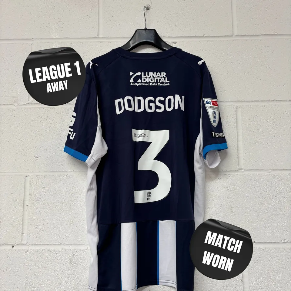 STOCKPORT COUNTY F.C LEAGUE ONE MATCH WORN AWAY SHIRT IN BLUE/WHITE - EU L / OWEN DODGSON #3