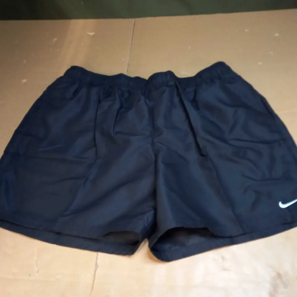 NIKE LOGO SHORTS SIZE L