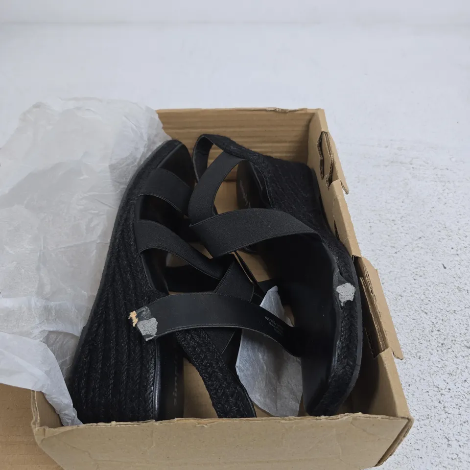 BOX OF APPROXIMATELY 7 ASSORTED FOOTWEAR ITEMS OF VARIOUS SIZES AND STYLES