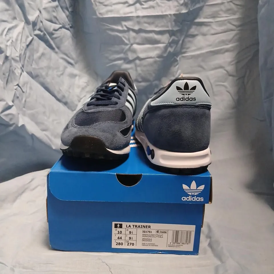 ADIDAS LA TRAINER SNEAKERS – NAVY/WHITE, BOXED UK 9 1/2 (US 10)