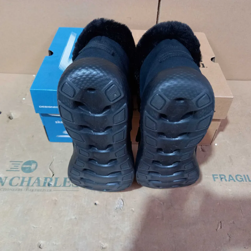 BOXED PAIR OF SKECHERS - SIZE 4.5