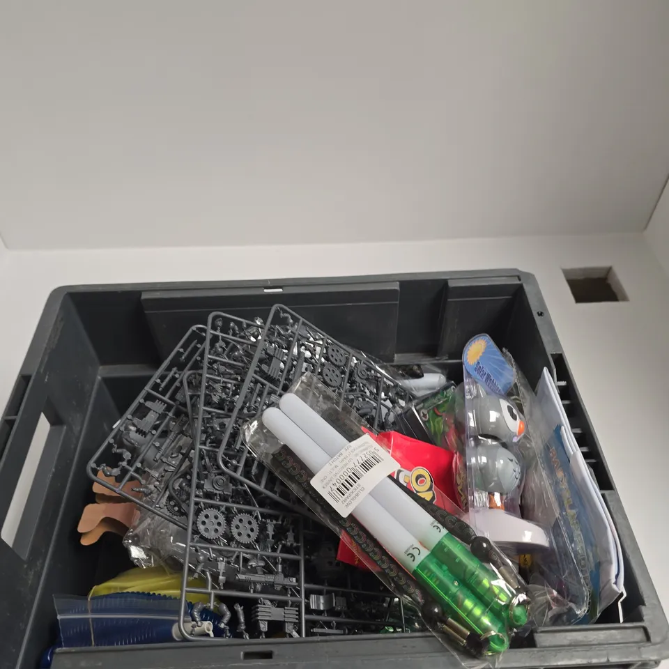TOTE OF APPROXIMATELY 15 ASSORTED ITEMS INCLUDING UNO, SOLAR WOBBLER AND DOUGHNUT BEAR ERASERS