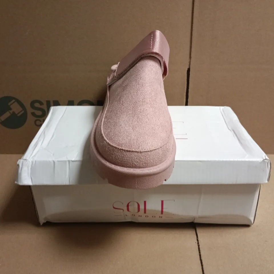 BOXED PAIR OF SOLE LONDON SHOES IN PINK SIZE 6