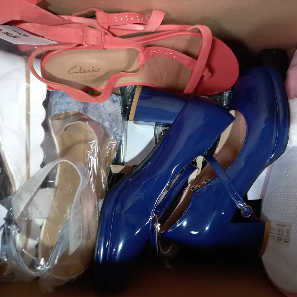 BOX OF APPROXIMATELY 10 ASSORTED PAIRS OF SHOES AND FOOTWEAR ITEMS IN VARIOUS STYLES AND SIZES TO INCLUDE DAMART, COLLECTION BY CLARKS, VIONIC BEACH, ETC