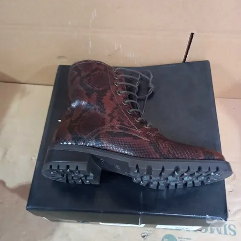DUNNE REPTILE PRINT STYLE BOOTS SIZE 6 