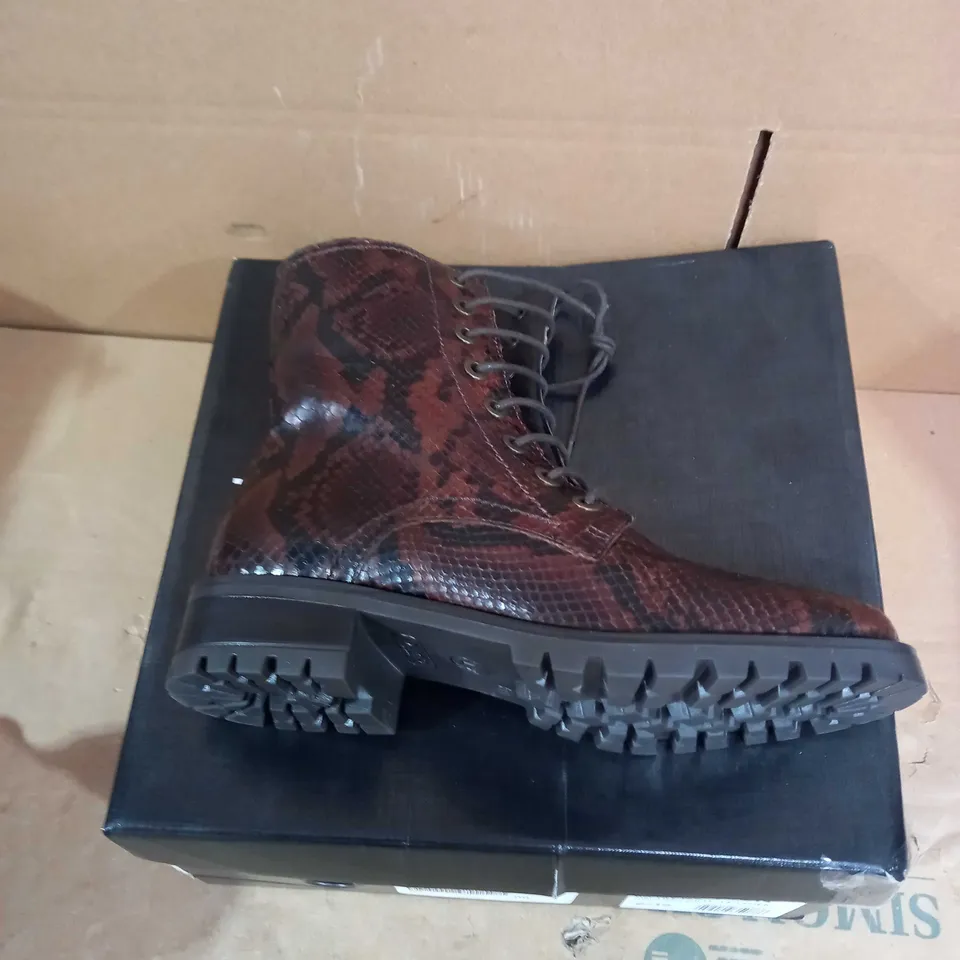 DUNNE REPTILE PRINT STYLE BOOTS SIZE 6 