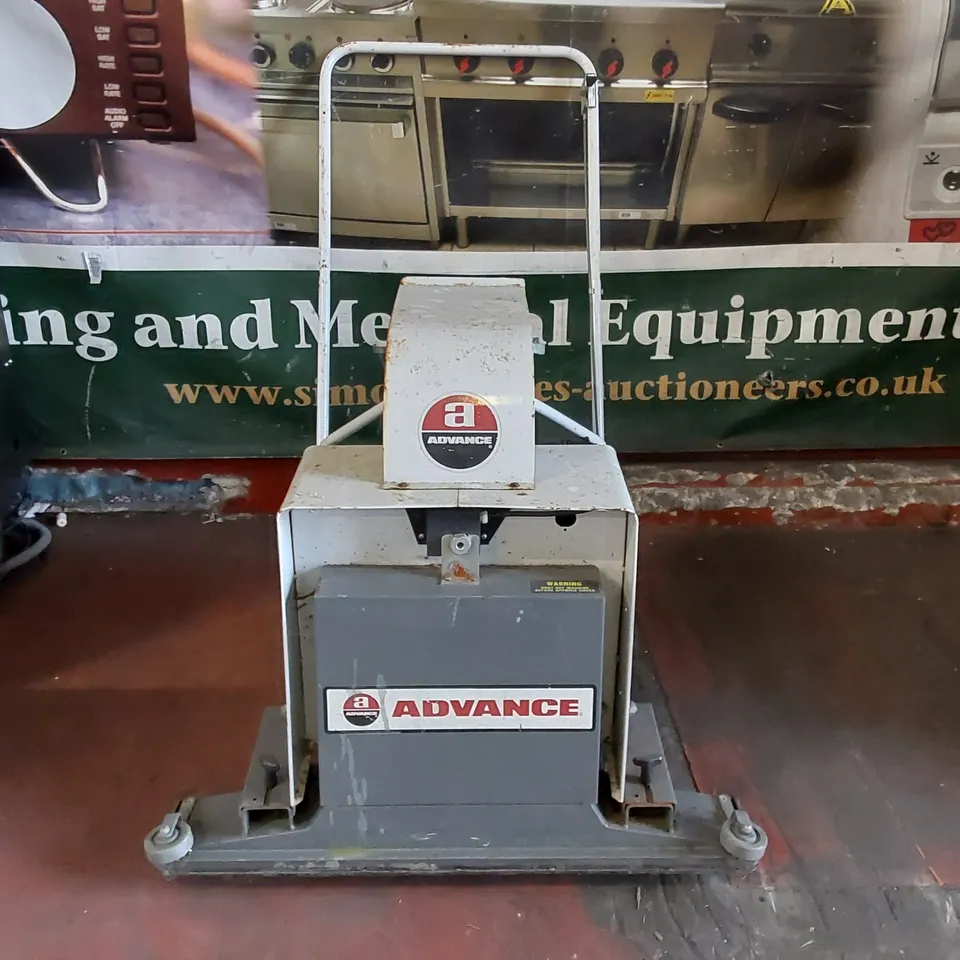 ADVANCE ROAMER COMMERCIAL FLOOR CLEANER