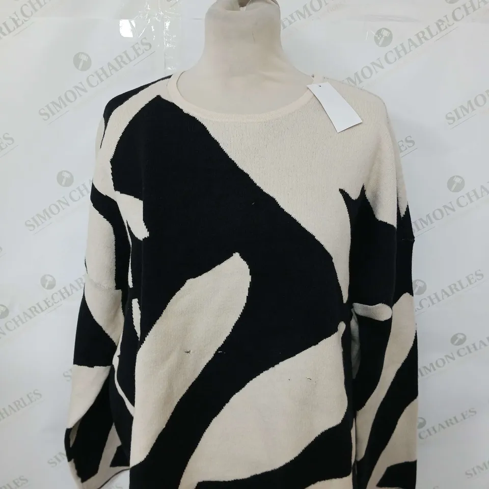 APPROXIMATELY 10 ASSORTED CLOTHING ITEMS TO INCLUDE RUTH LANGFORD CARDIGAN SIZE M, FRANK USHER DRESS SIZE M, WYNNE SWEATER SIZE L, KIM&CO SLEEVELESS TOP SIZE L