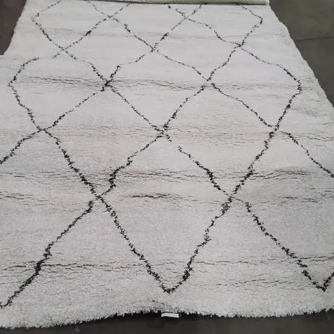 ELSA GEOMETRIC SHAGGY AREA RUG //CREAM