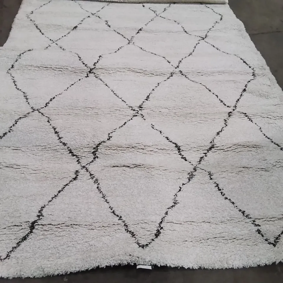 ELSA GEOMETRIC SHAGGY AREA RUG //CREAM