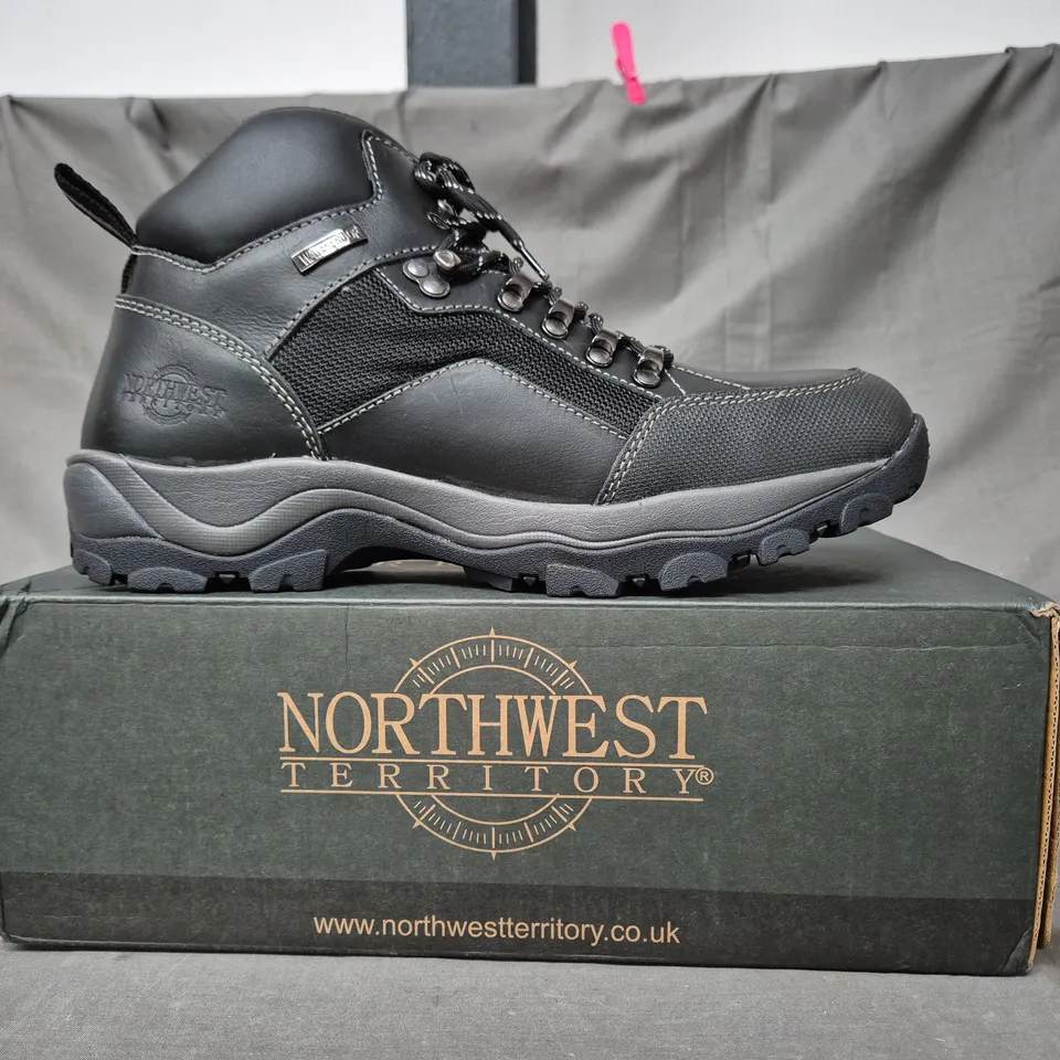 BOXED PAIR OF NORTHWEST TERRITORY YUKON ANKLE BOOTS IN BLACK SIZE 11