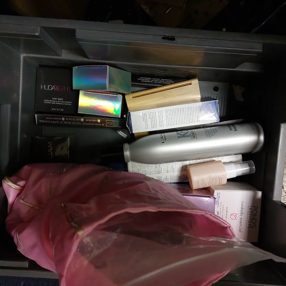 BOX OF APPROX 10 COSMETIC ITEMS TO INCLUDE SPA TREATMENT SET, WONDERBALM AND GIVE ME SHAMPOO