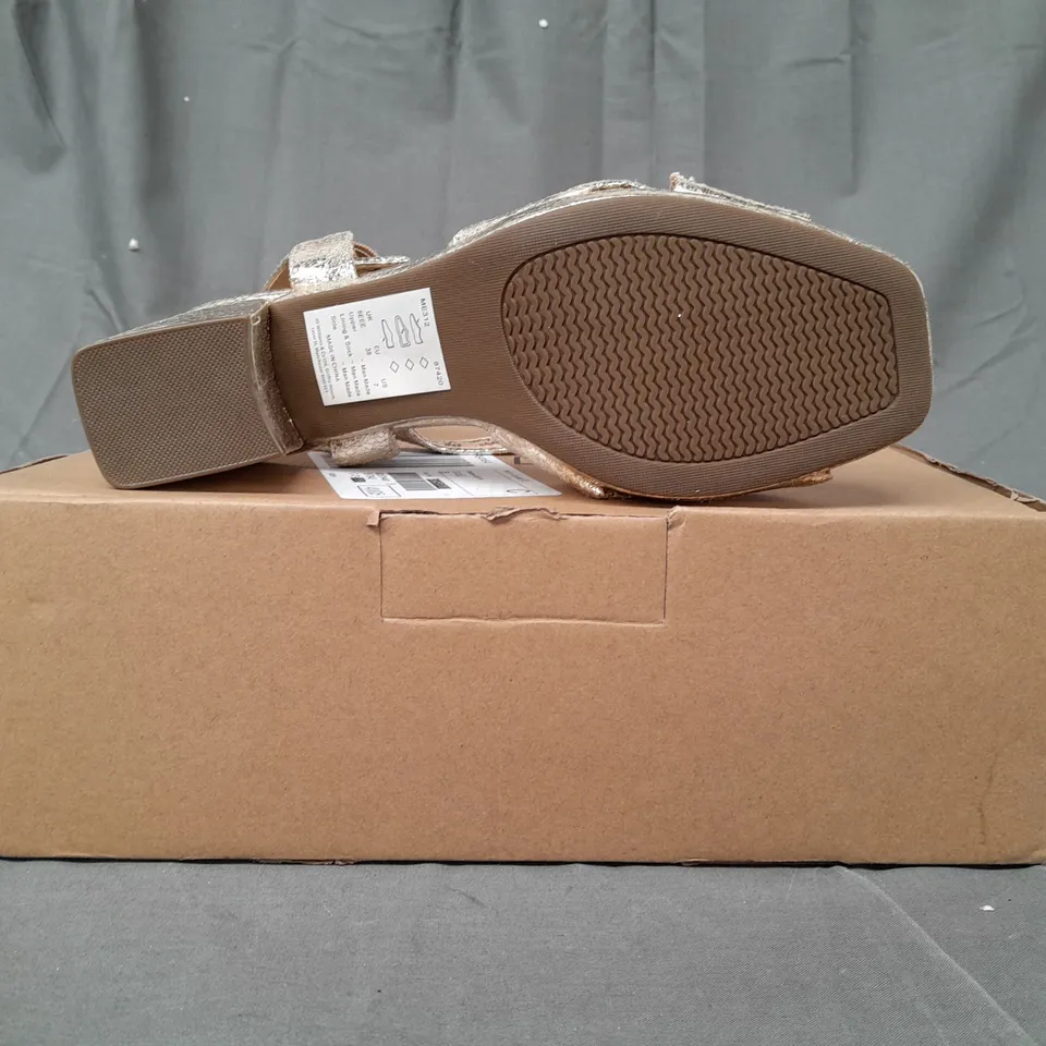 BOXED PAIR OF JD WILLIAMS OPEN TOE BLOCK HEEL SANDALS IN METALLIC GOLD UK SIZE 5