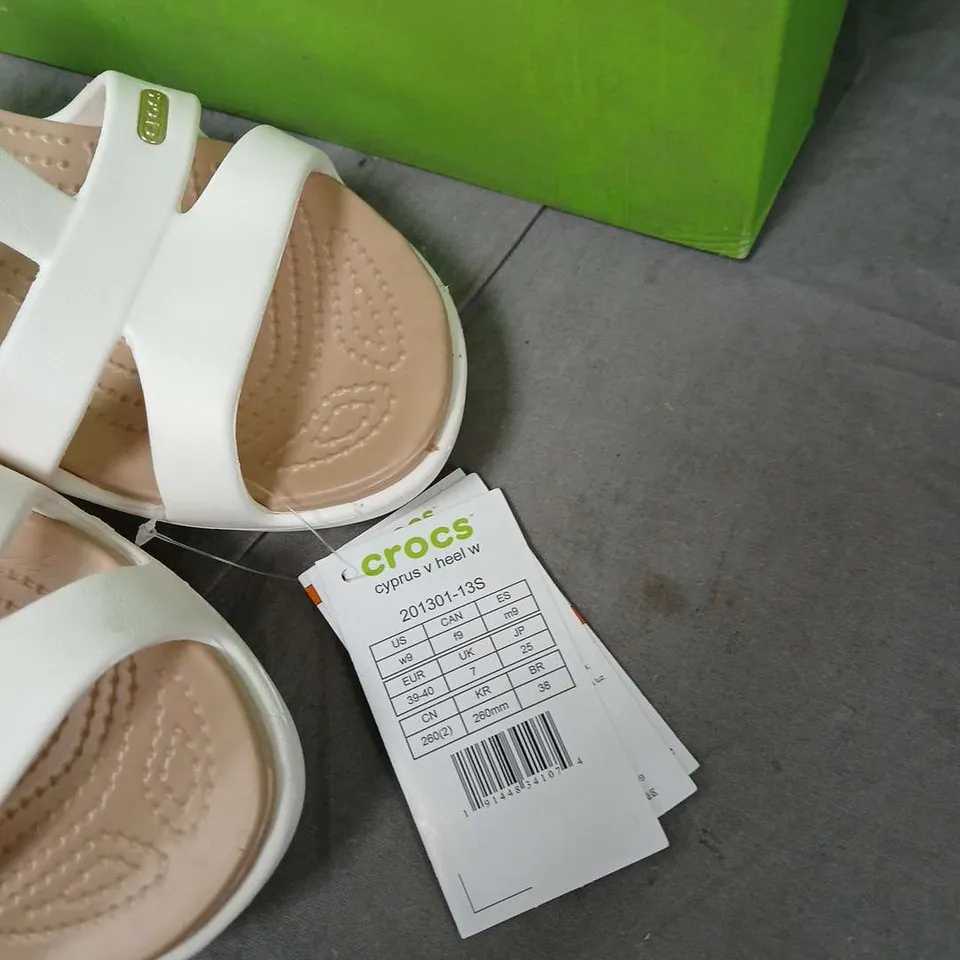 CROCS CYPRUS V HEEL W WHITE SANDALS – BOXED UK SIZE 7.