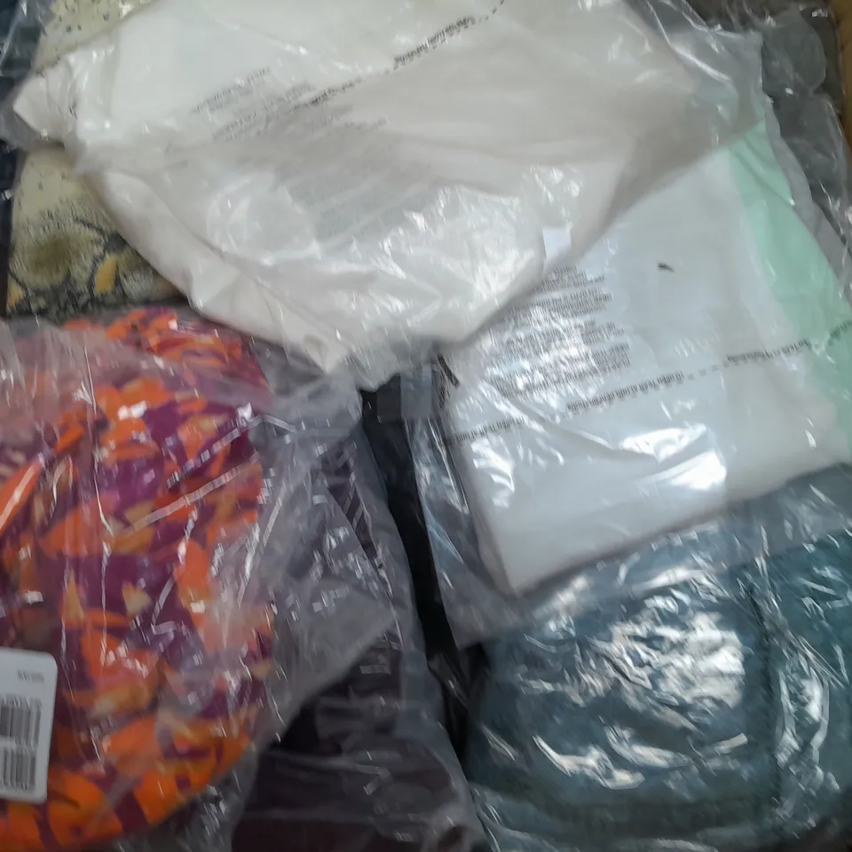 BOX OF APPROX 20 ASSORTED CLOTHING ITEMS TO INCLUDE - JUMPERS - TOPS - TROUSERS ECT