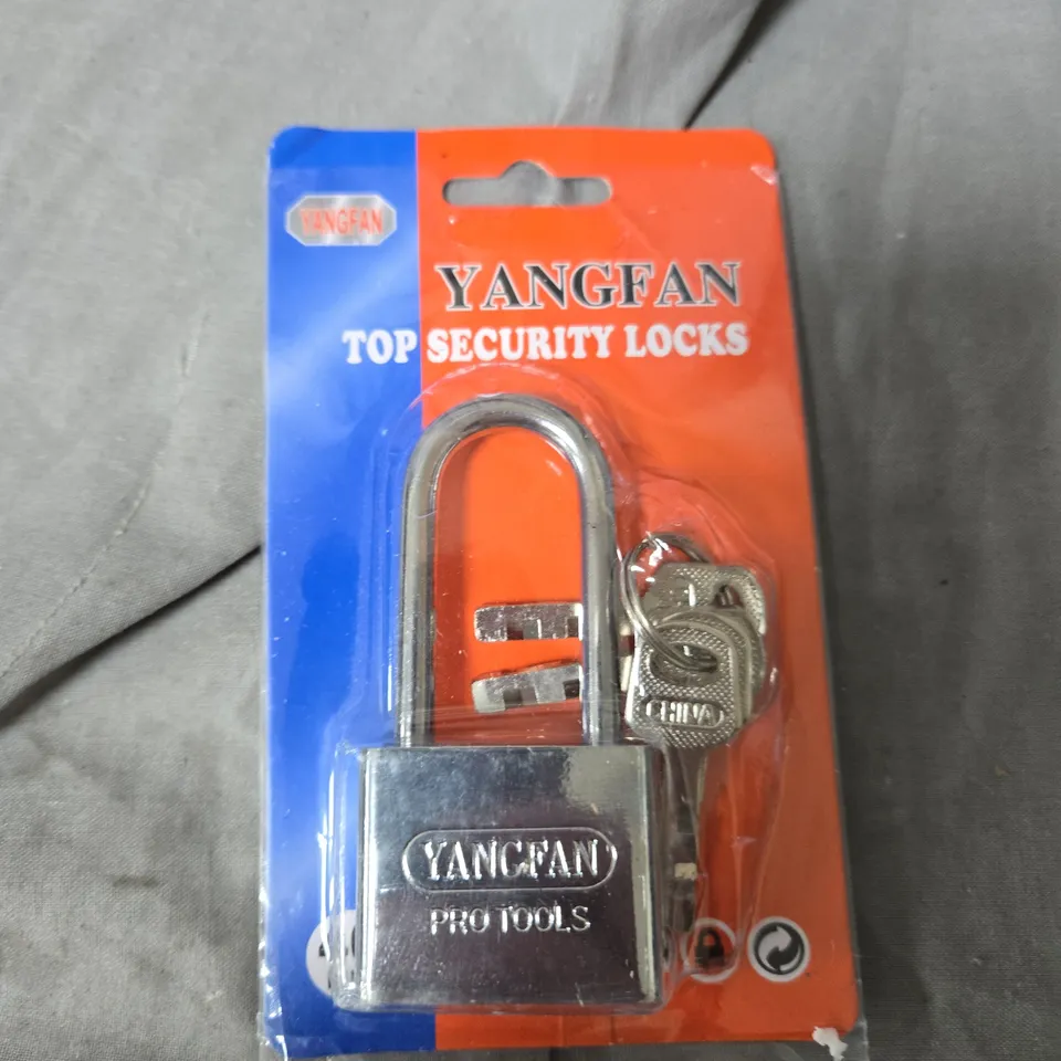 APPROXIMATELY 18 ASSORTED HOUSEHOLD ITEMS INCLUDING SECURITY LOCK , SIEVE AND GOOD BYE TIE SHOELACE 