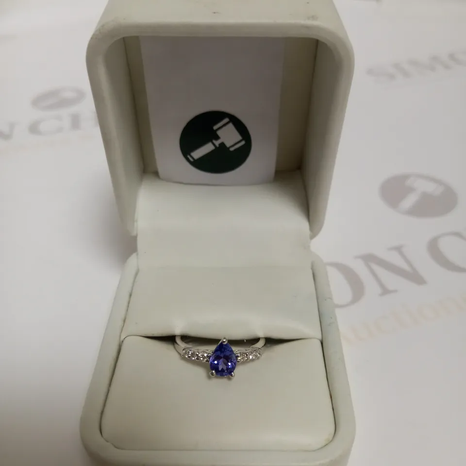 DESIGNER 18CT WHITE GOLD RING SET WITH A PEAR SHAPED TANZANITE & DIAMONDS TO SHOULDER, WEIGHT +-0.88CT