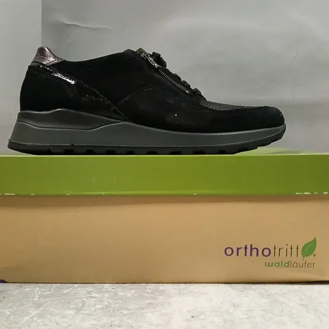 BOXED PAIR OF WALD LAUFER SHOES IN BLACK SIZE 5.5