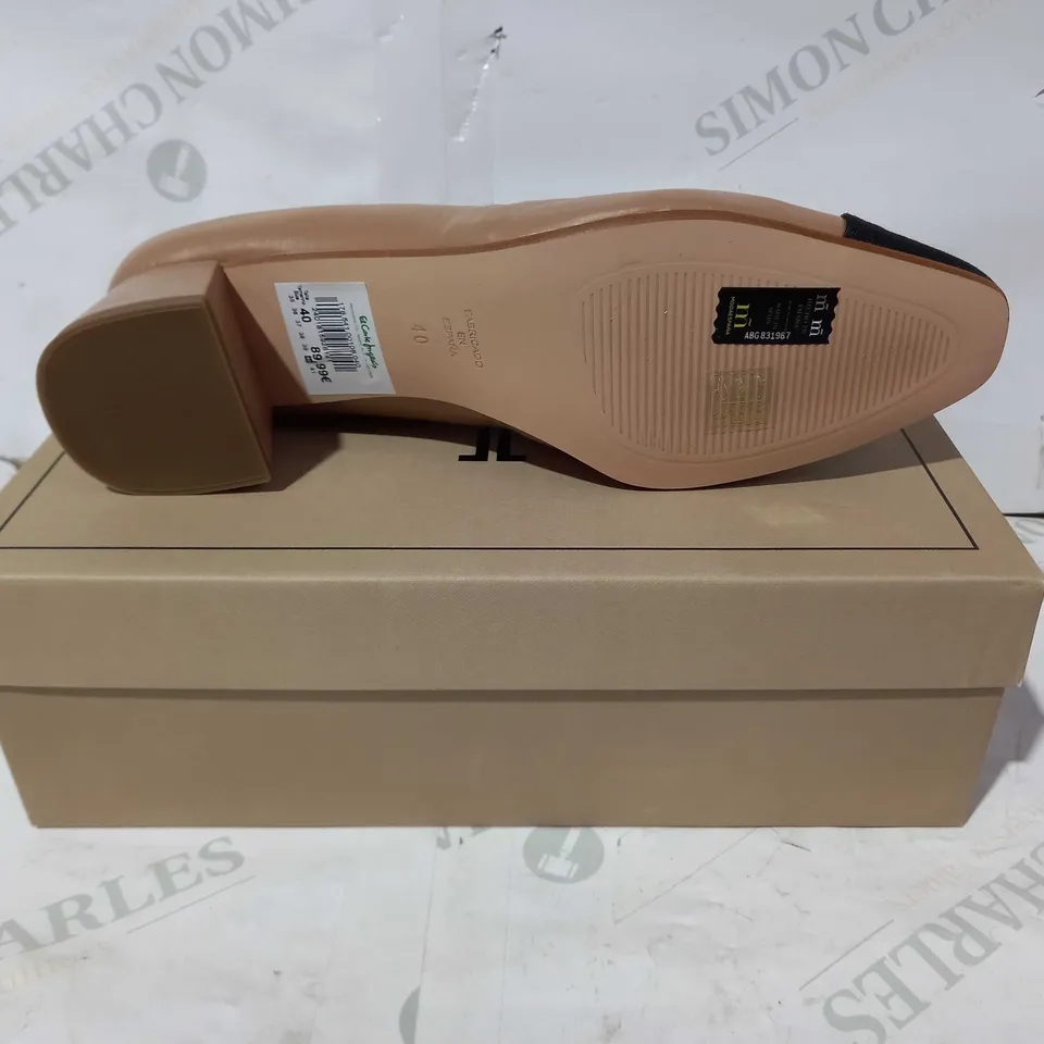 BOXED PAIR OF LAOUCHE SLIP-ON HEELS IN NUDE COLOUR EU SIZE 40