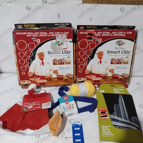 BOX OF APPROXIMATELY 15 ASSORTED HOUSEHOLD PRODUCTS TO INCLUDE CLOTHES HANGERS, SMART LIDZ, IPAD FOLDER CASES ETC