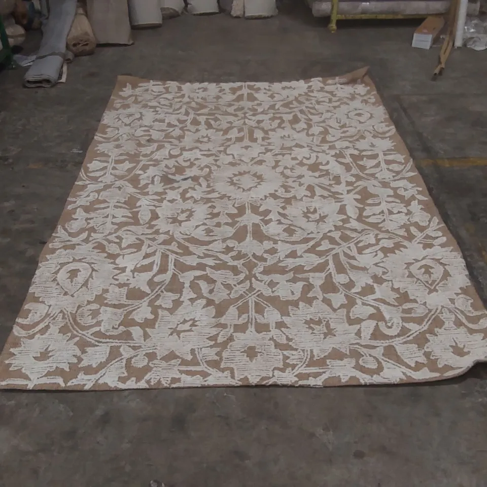 QUALITY DESIGNER PATTERNED RUG - APPROXIMATELY 285 x 198cm