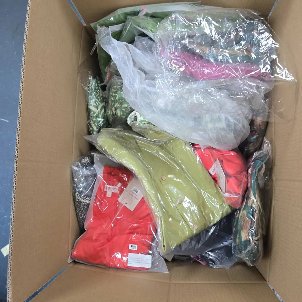 BOX OF APPROXIMATELY 30 ASSORTED CLOTHING ITEMS TO INCLUDE: LA MAREY BLACK FLLECE TOP 