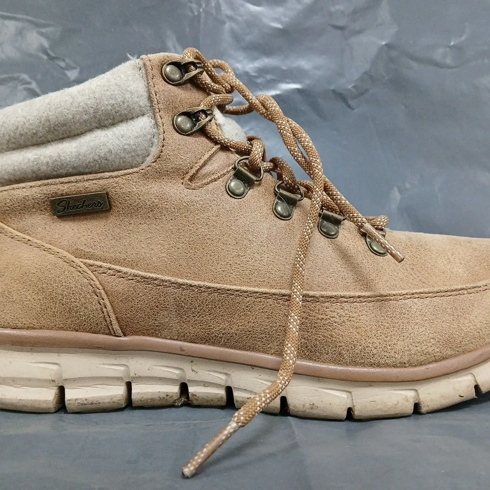 BOXED PAIR OF SKECHERS SYNERGY TECH BOOTS IN CHESTNUT SIZE 6.5