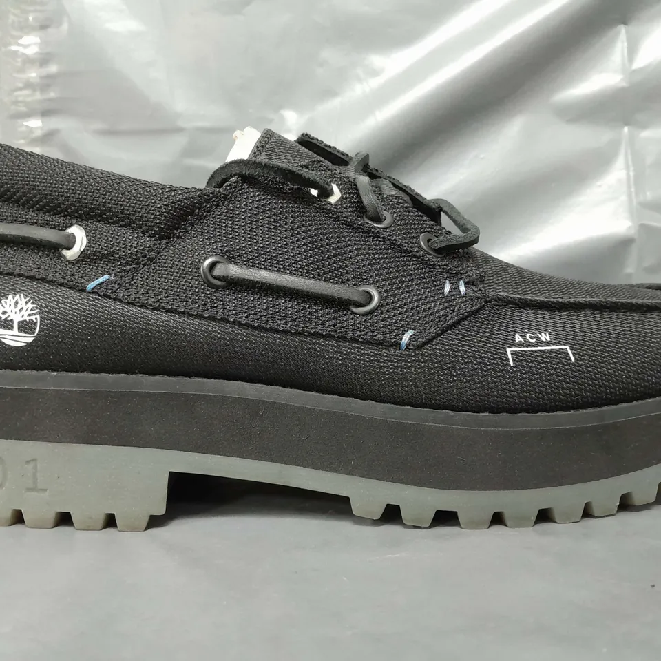 BOXED PAIR OF TIMBERLAND SHOES IN BLACK UK SIZE 8