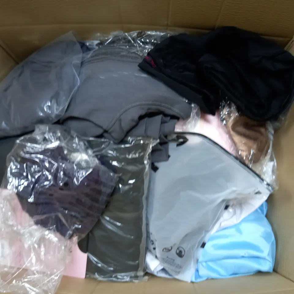 BOX OF APPROXIMATELY 25 ASSORTED CLOTHING ITEMS TO INCUDE - SOCKS , HAT , SCARF ETC