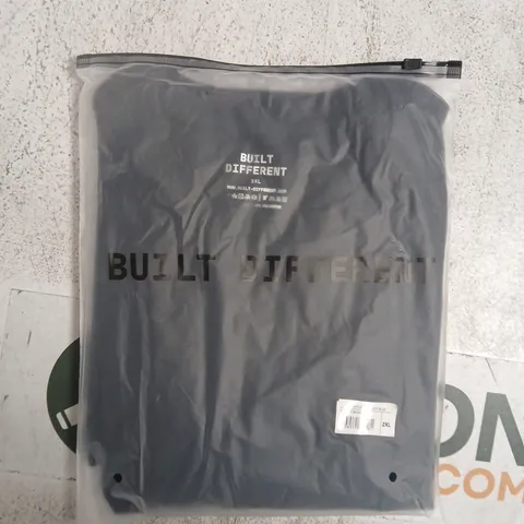 BAGGED BUILT DIFFERENT CREW T-SHIRT IN NAVY SIZE 2XL