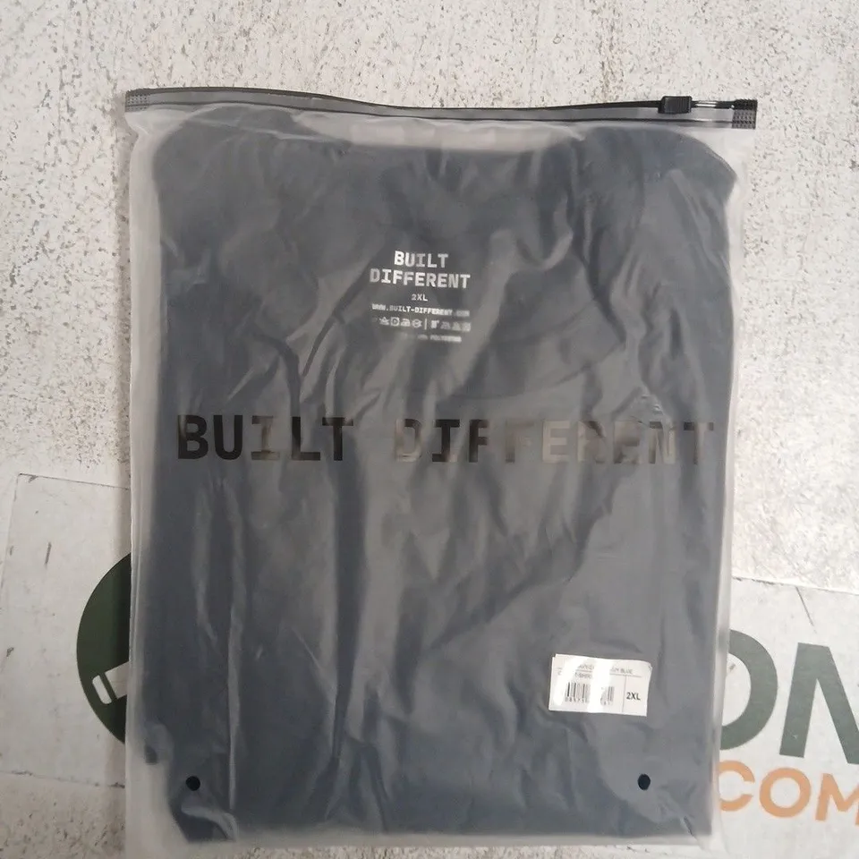BAGGED BUILT DIFFERENT CREW T-SHIRT IN NAVY SIZE 2XL