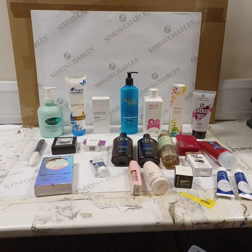 LOT OF APPROXIMATELY 20 HEALTH AND BEAUTY ITEMS TO INCLUDE TROPIC SMOOTHING CLEANSER, CREW ANTI DANDRUFF SHAMPOO, AND THE ESSENCE VAULT PARFUM ETC. 