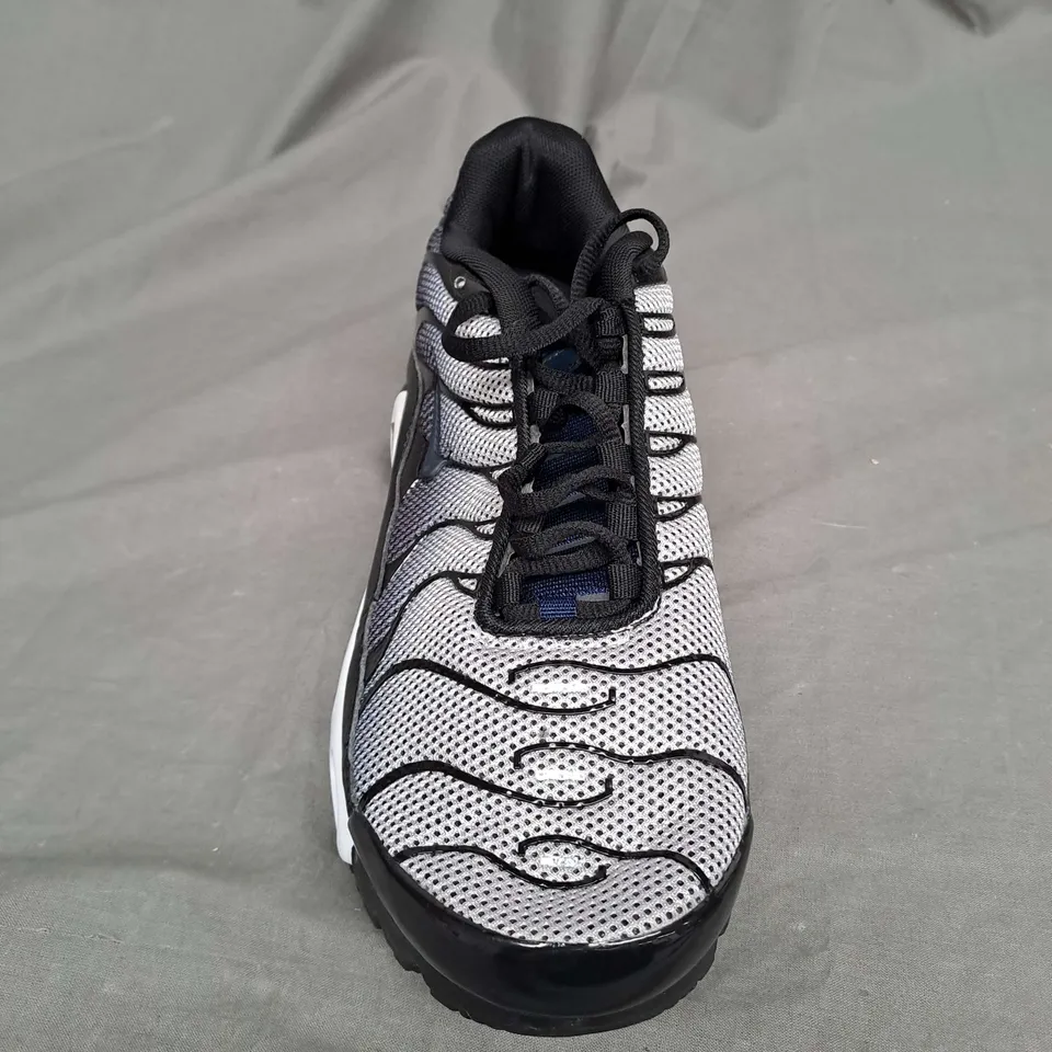 PAIR OF NIKE TRAINERS IN BLACK/WHITE SIZE 9