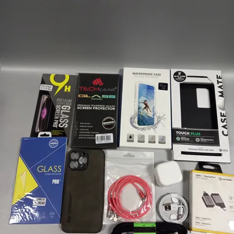 APPROXIMATELY 30 ASSORTED SMARTPHONE/TABLET ACCESSORIES TO INCLUDE PROTECTIVE CASES, USB PLUGS, DISPLAY PORT ADAPTER ETC
