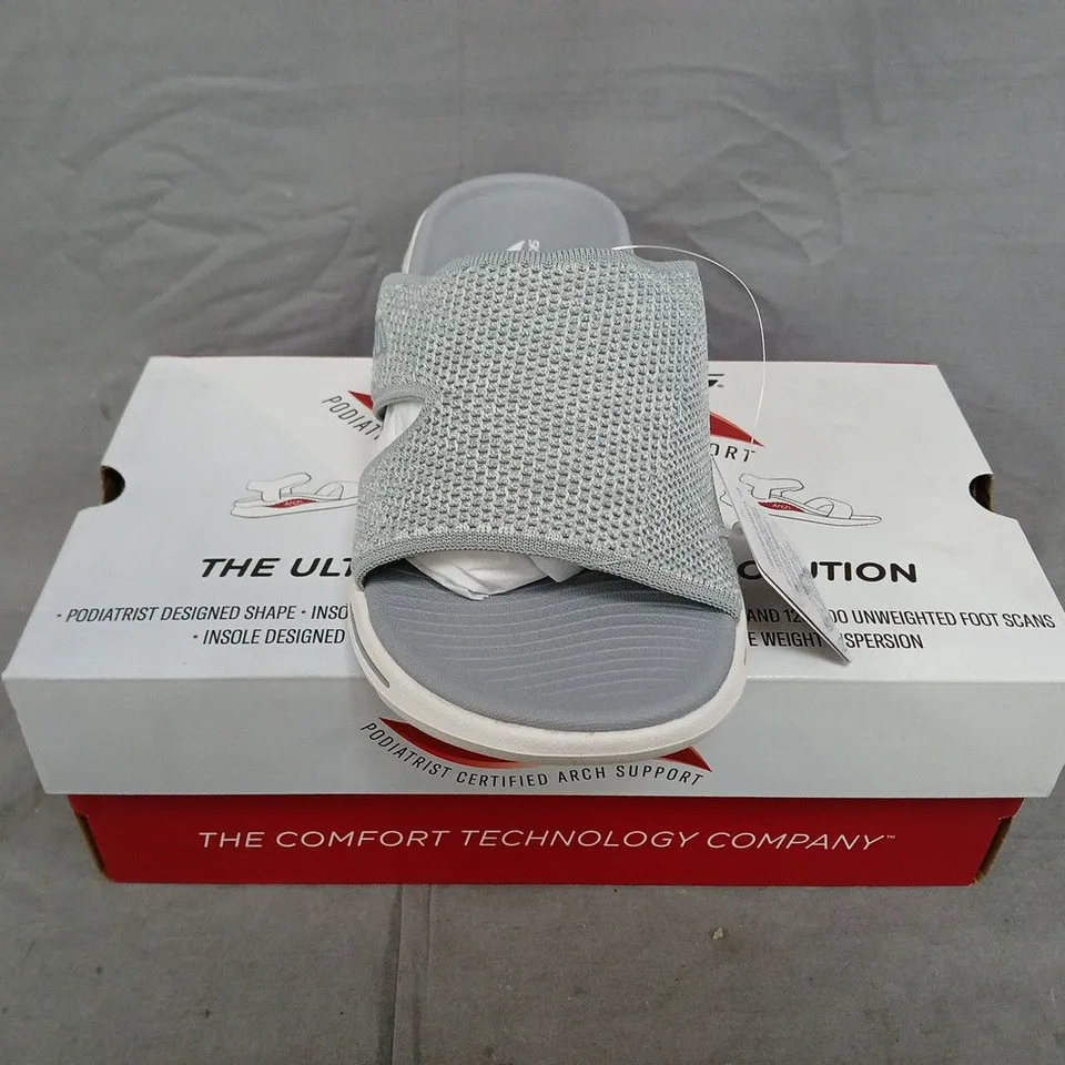 BOXED PAIR OF SKECHERS GO WALK ARCH FIT SANDALS IN GREY SIZE 7
