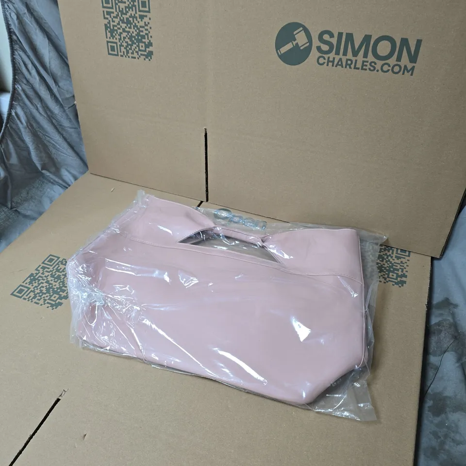 BOX OF APPROXIMATELY 10 ASSORTED CLOTHING AND ACCESSORIES ITEMS 