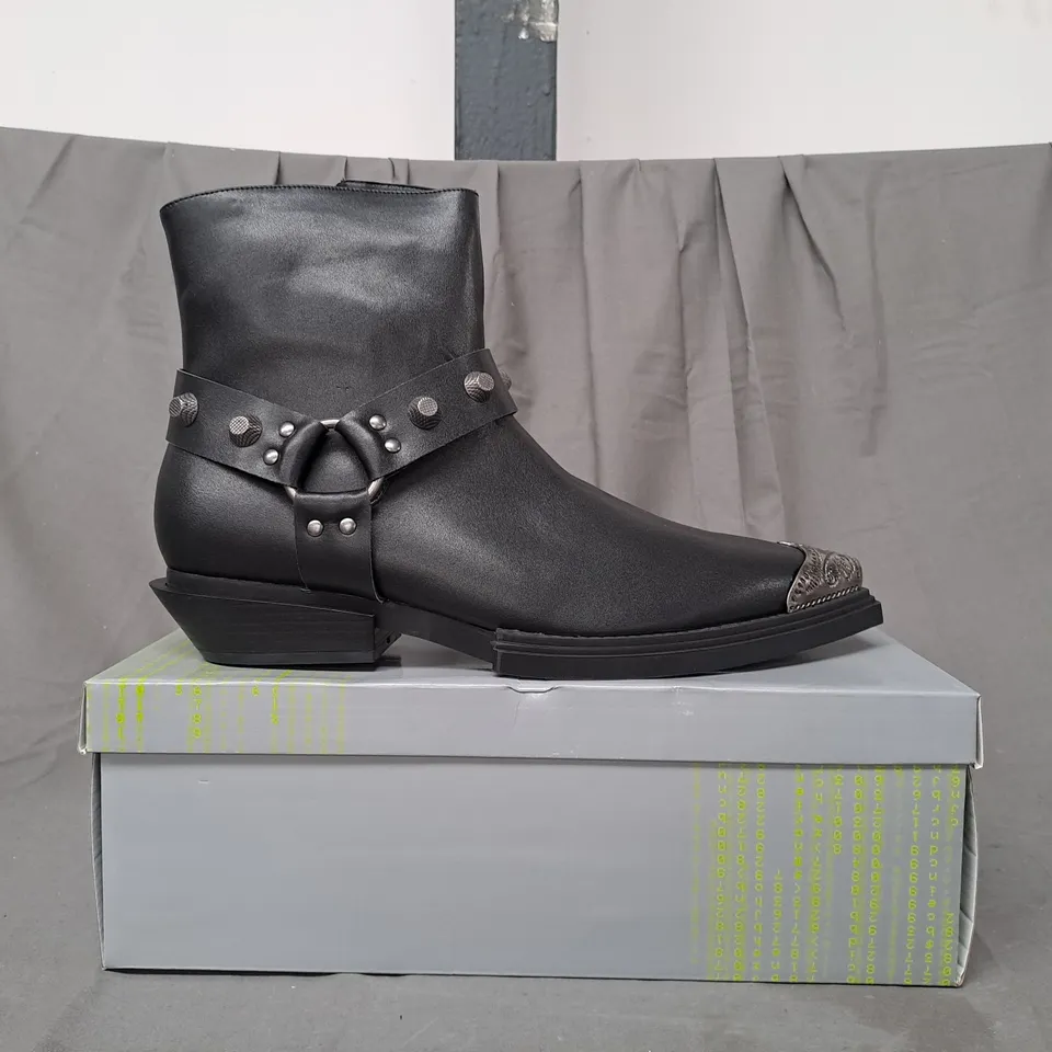 BOXED PAIR OF KOI SOUL RENDER COWBOY BOOTS IN BLACK/SILVER EFFECT UK SIZE 12