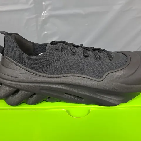 BOXED PAIR OF CROCS ECHO SURGE TRAINERS IN BACK - M9/W11