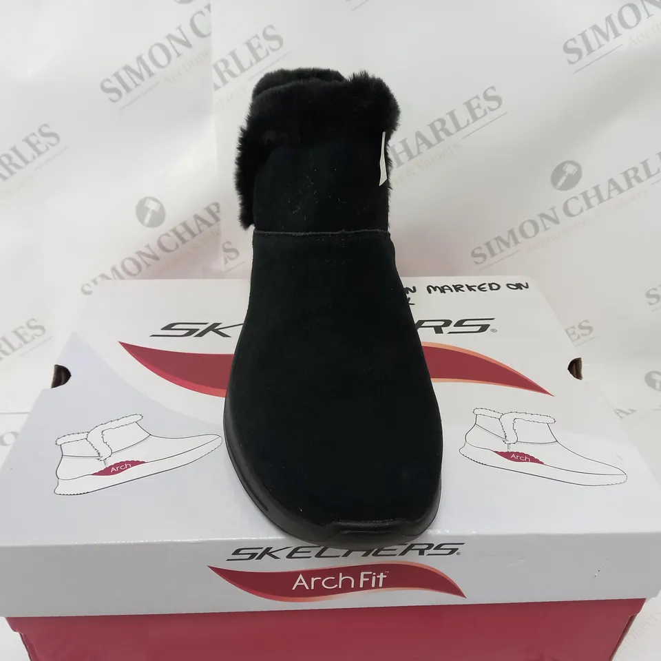 BOXED PAIR OF SKECHERS GO WALK ARCH FIT CHUGGA BOOTS BLACK, UK SIZE 7