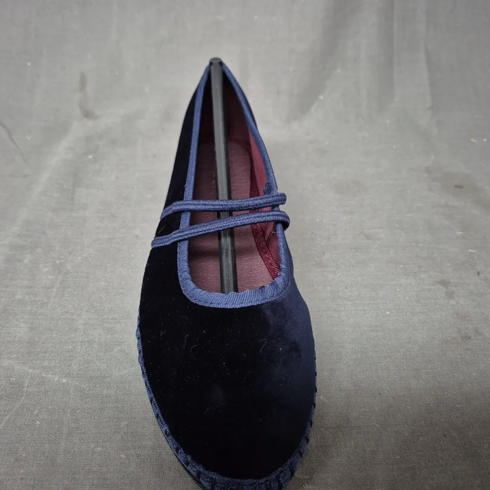 BOXED PAIR OF FLABELUS LAURANCE SHOES IN BLACK/NAVY EU SIZE 36