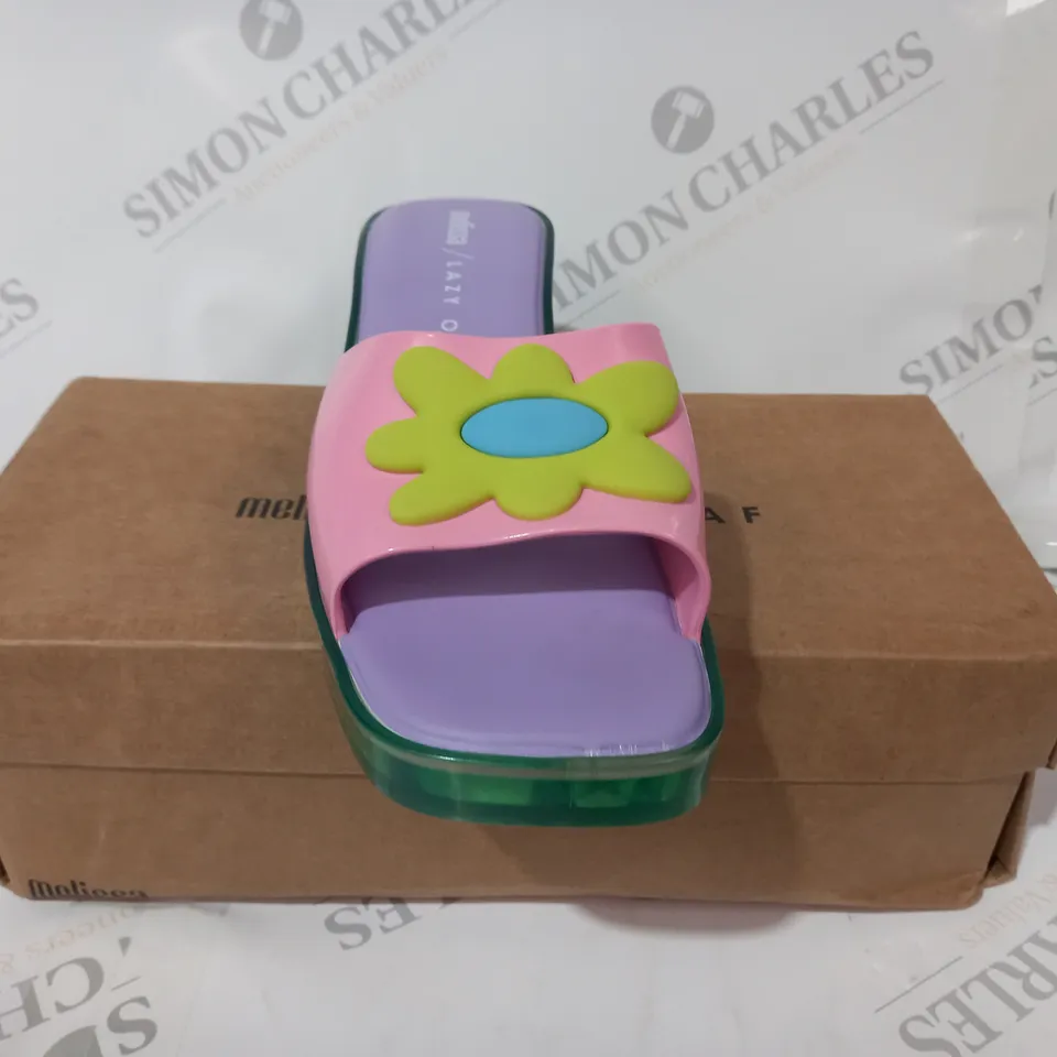 BOXED PAIR OF MELISSA LAZY OAF OPEN TOE BLOCK HEEL SANDALS IN GREEN/PINK/LILAC W. FLOWER DESIGN UK SIZE 5