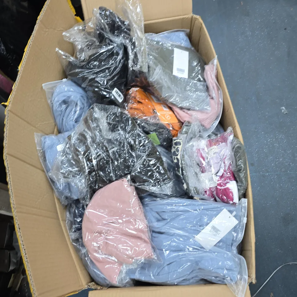 BOX OF APPROXIMATELY 30 ASSORTED ITEMS TO INCLUDE: REGATTA FLEECE 