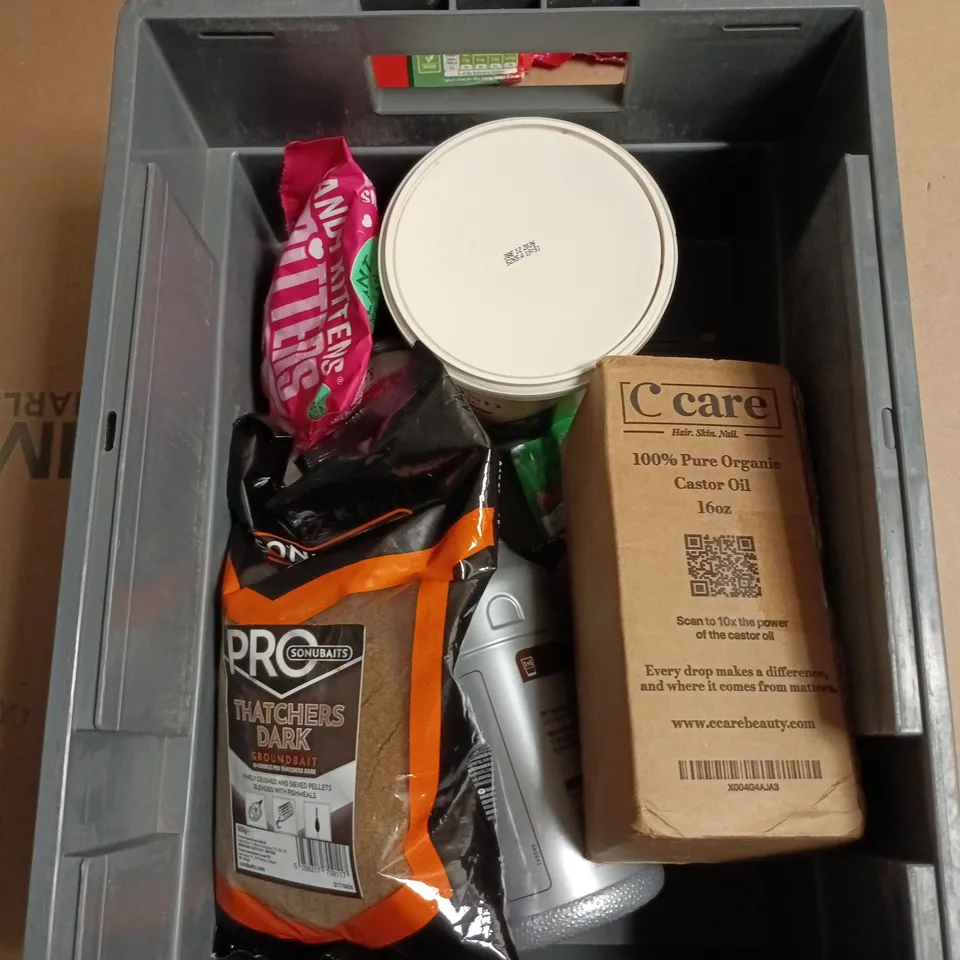 APPROXIMATELY 12 ASSORTED FOOD AND DRINKS ITEMS TO INCLUDE - STRAWBERRY BON BONS, SAINSBURY'S LASAGNE SHEETS, AMAZON BAKED BEANS ETC 
