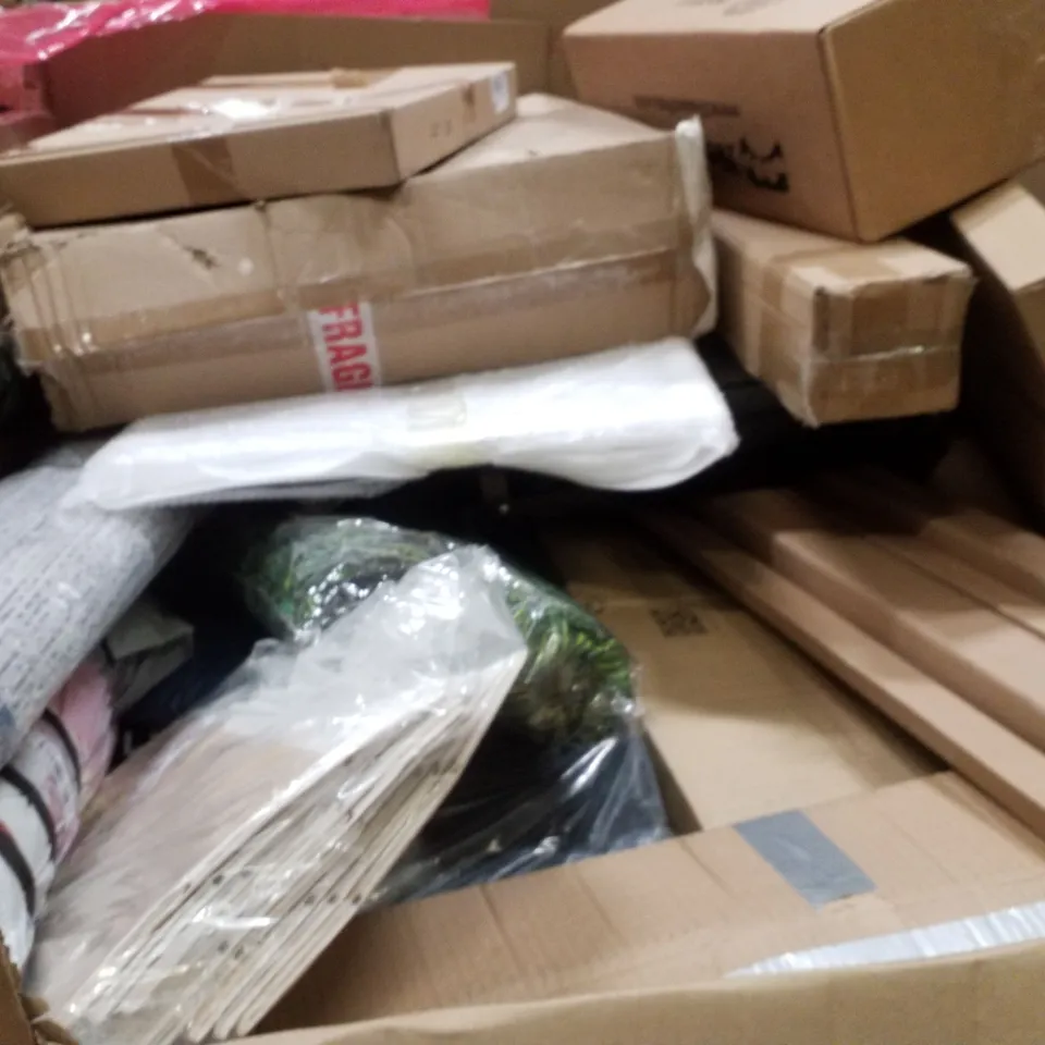 PALLET CONTAINING ASSORTED PRODUCTS INCLUDING SOCCER PLAY SET, RETRACTABLE SAFTEY GATE, MOSQUITO NET, LUGGAGE & KIDS SCOOTER