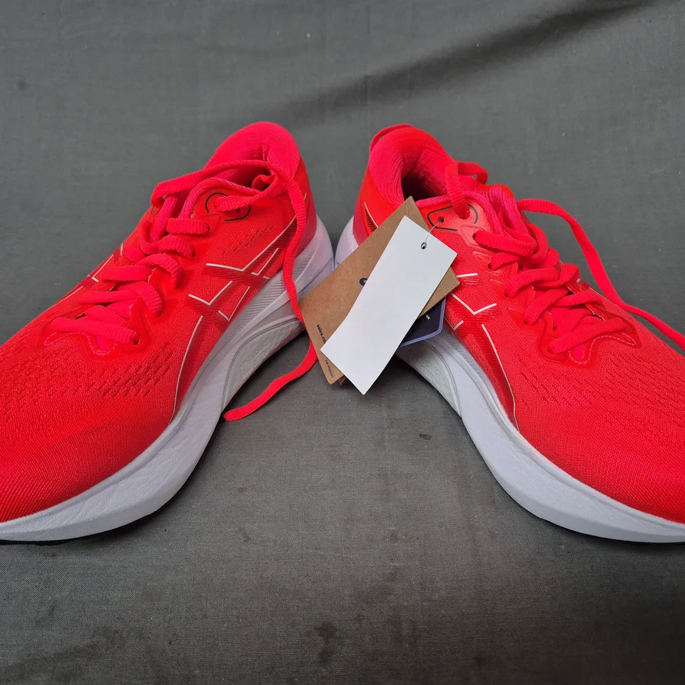 BOXED PAIR OF ASICS GEL-KAYANO SHOES IN RED/WHITE UK SIZE 6