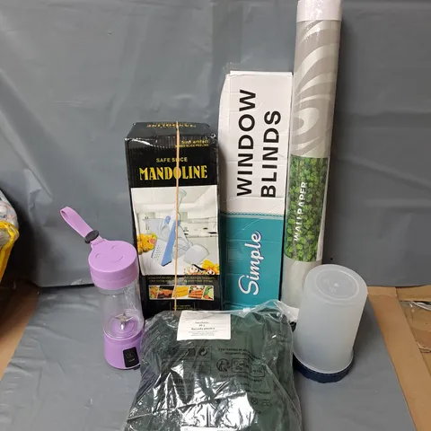 APPROXIMATELY 25 ASSORTED HOUSEHOLD ITEMS TO INCLUDE WALLPAPER, WINDOW BLINDS, MANDOLINE SAFE SLICE, ETC - COLLECTION ONLY