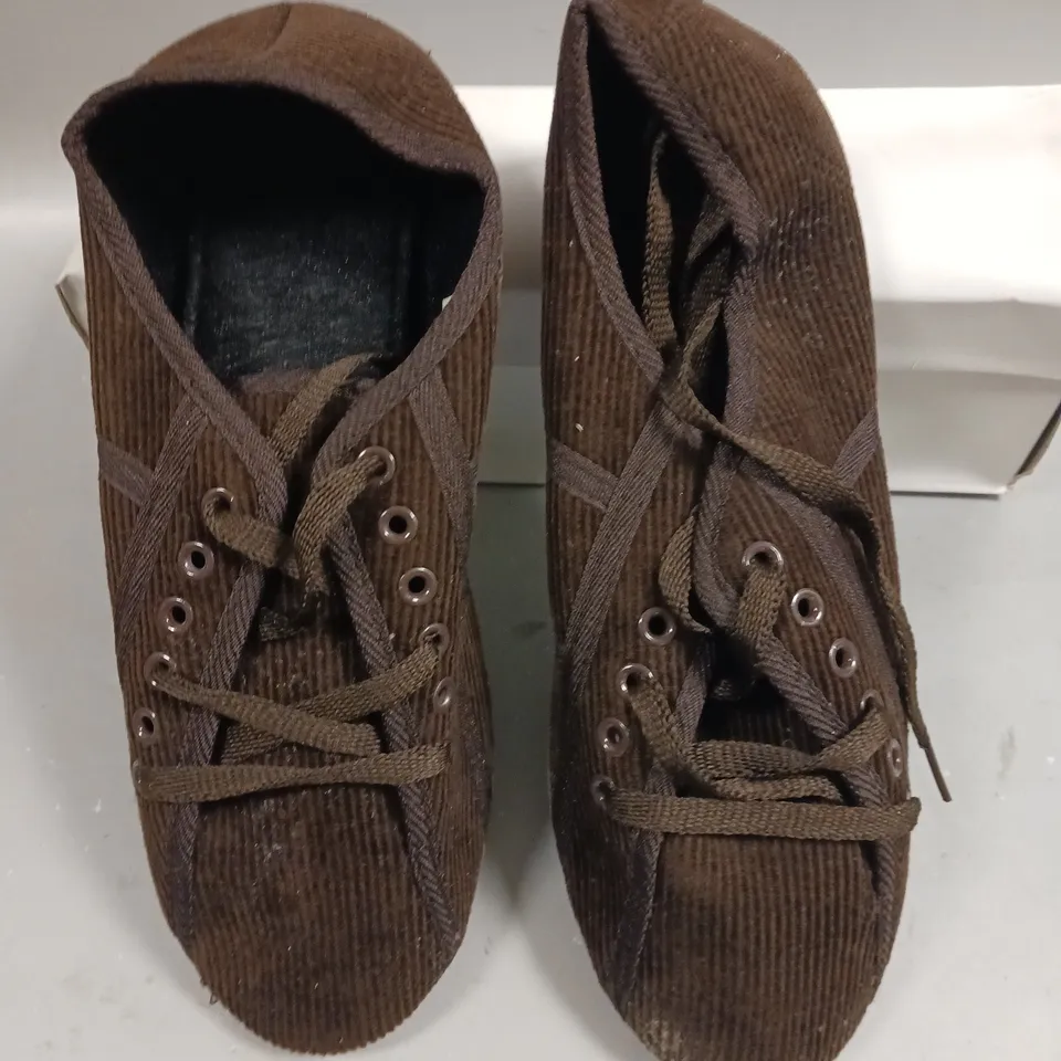 LOT OF 16 PAIRS OF BROWN CORD SHOES - VARIOUS SIZES